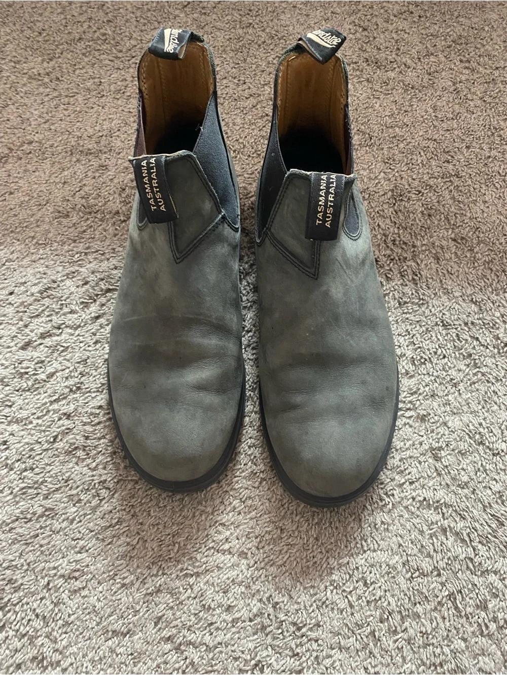 Blundstone Men’s Chelsea Boot. Black/gray color Nubuck leather